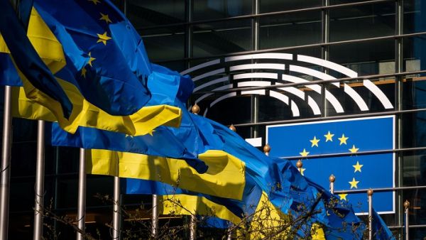 EP ukraine eu flags 