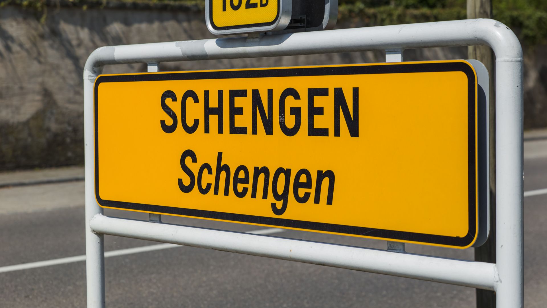 schengen report road sign