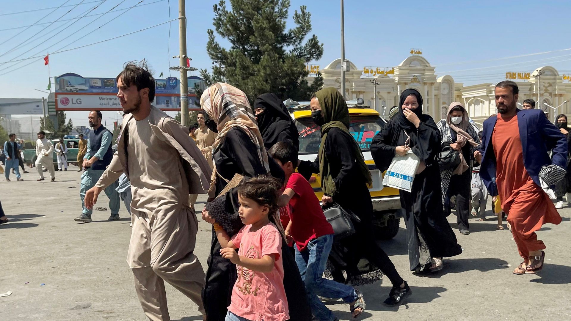 Afghan families fleeing the Taliban