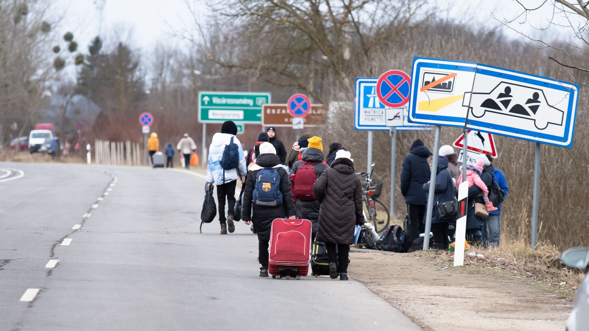 Ukrainian refugees crossing the border to Hungary 