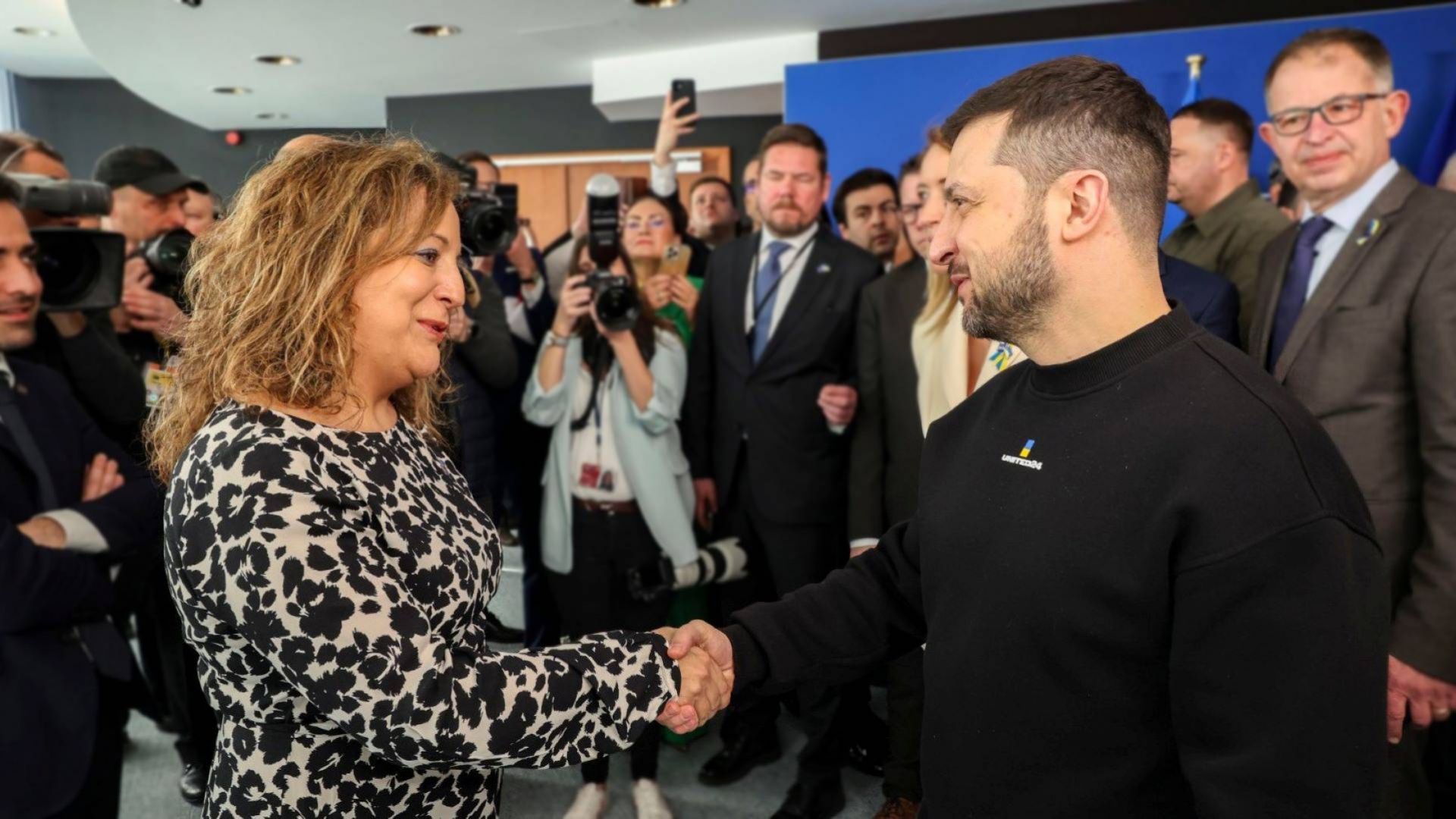 Zelensky and Iratxe shaking hands in the EP