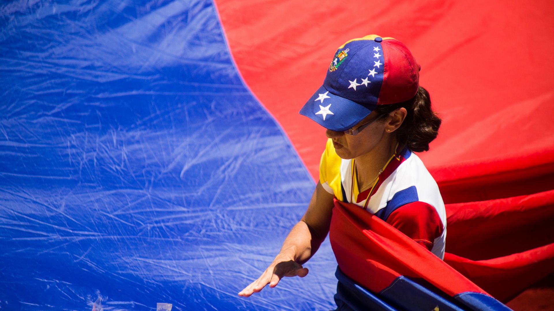 venezuela girl and flag