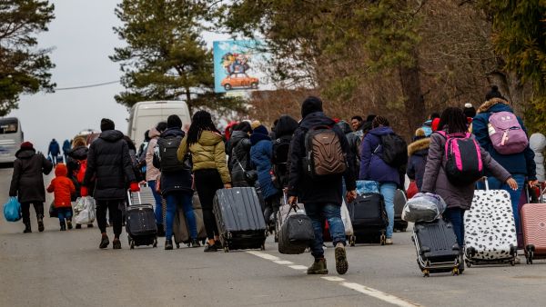 refugees fleeing ukraine on foot