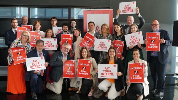 Photo of MEPs and trainees holding up signs for no unpaid internships