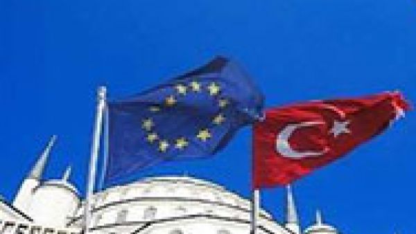 The European Socialists and Democrats call on the Council and the European Commission to restart EU membership negotiations with Turkey. 