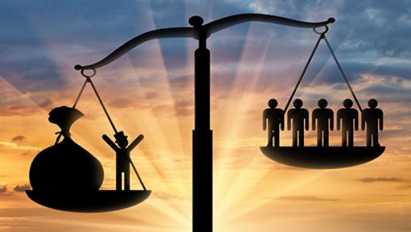 S&Ds urge Commission to take decisive actions to fight growing inequalities in Europe, #EndEnergyPoverty, social, socio-economic inequalities, Udo Bullmann, Agnes Jongerius, rich, poor, Javi López, poverty, Rich Poor socio-economic inequalities - money on weighing scales