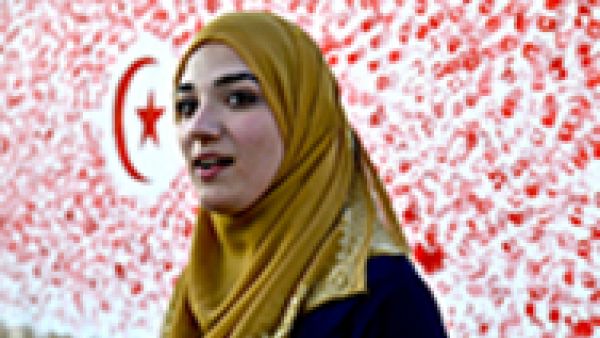 Dialogue among progressive forces in Tunisia essential to meet the country’s socio-economic challenges, say S&Ds, Rebuilding the political landscape in Tunisia – What platform for dialogue for progressive forces, Global Progressive Forum (GPF), Elena Vale Tunisian girl in front of Tunisian flag