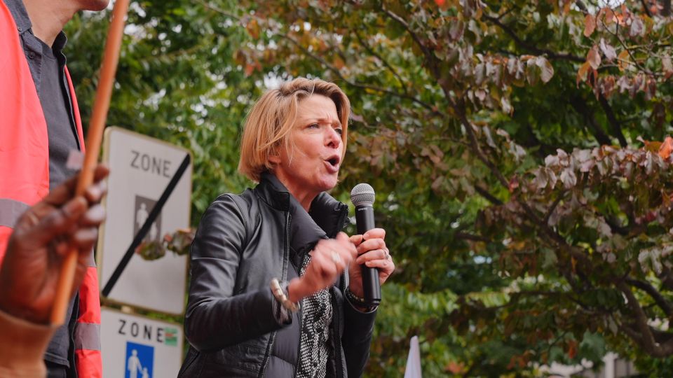 Estelle Ceulemans speaking at the workers' protest in Brussels